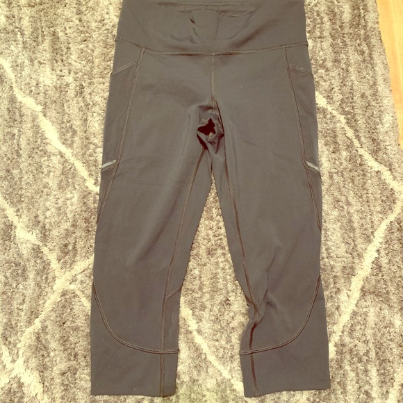 Lululemon gray crop sz 6 - Picture 1 of 2